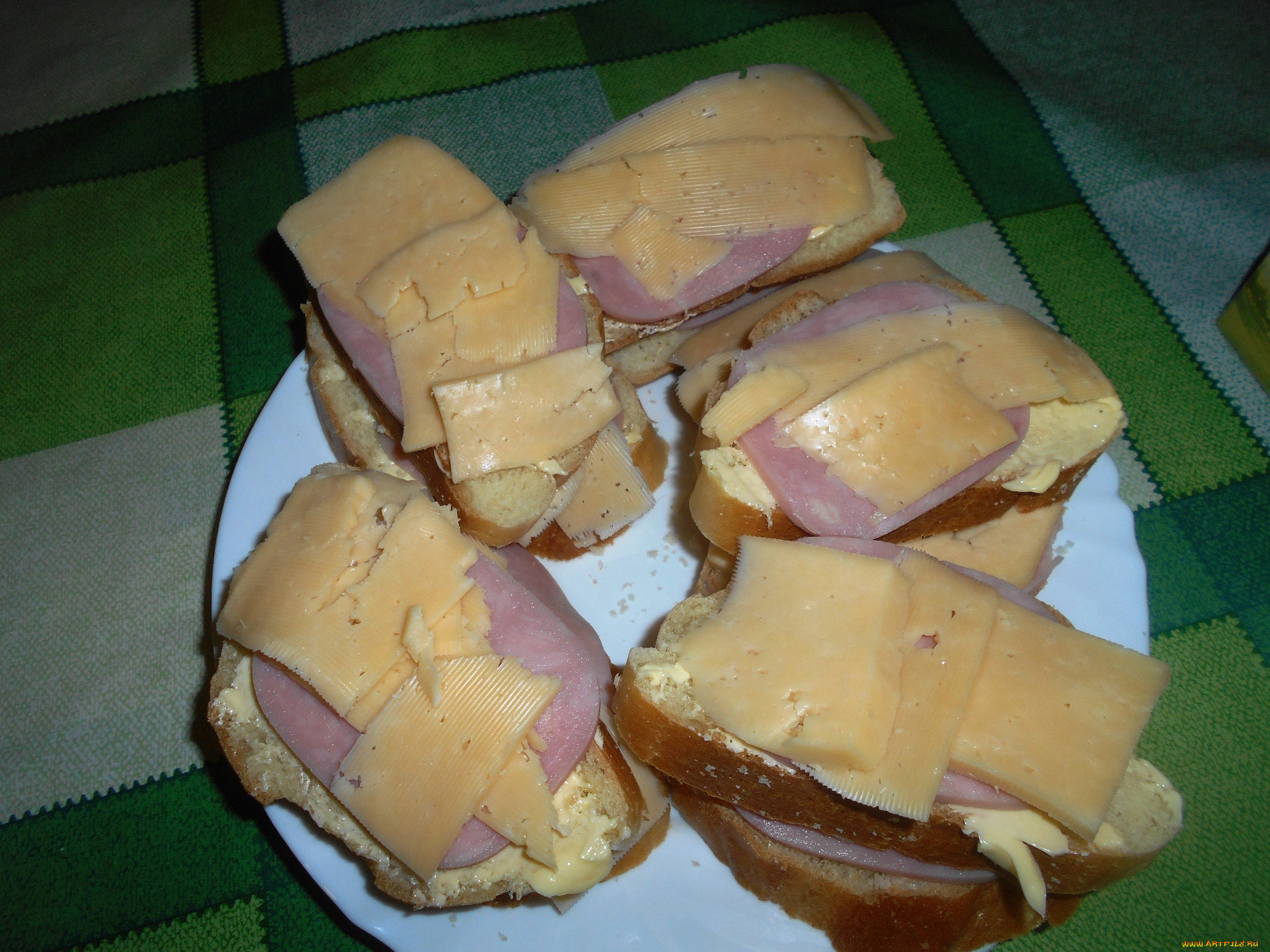 Бутерброд с колбасой и плавленым сыром